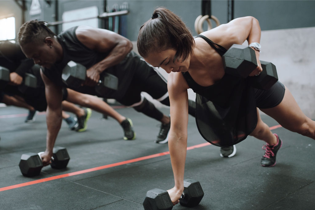 Sesión de entrenamiento en el interior de un gimnasio