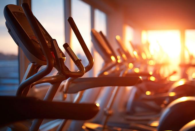 elipticas en gimnasio al atardecer