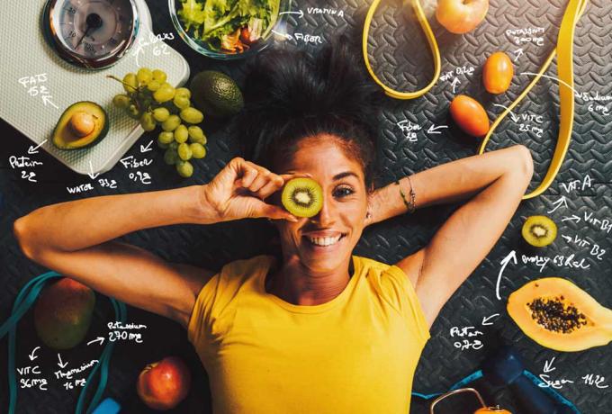 Mujer tendida en el suelo rodeada de alimentos