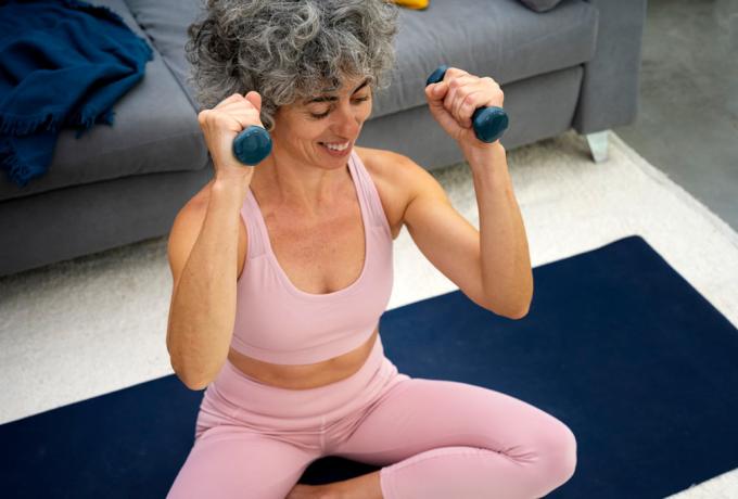 Mujer adulta realizando un entrenamiento de fuerza vestida de deporte